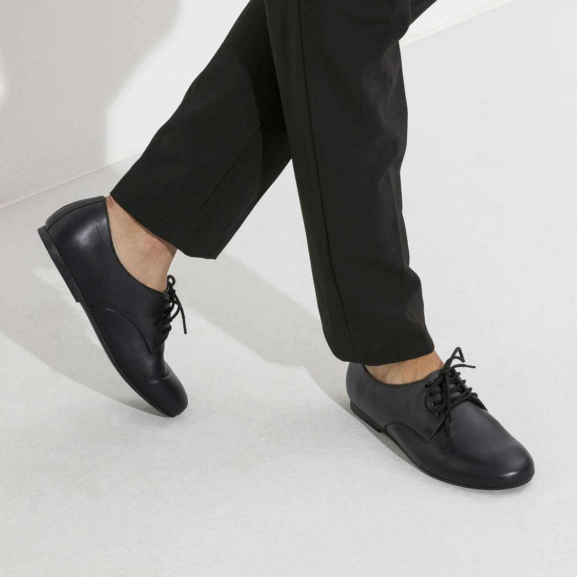 Black Birkenstock Saunders Leather Women's Low Shoes | seBWWYJo3Pw